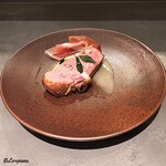 カーサ・デル・チーボ - 骨付き仔牛のﾛｰｽのｻﾙﾃｨﾝﾎﾞｯｶ仕立