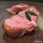 カーサ・デル・チーボ - 骨付き仔牛のﾛｰｽのｻﾙﾃｨﾝﾎﾞｯｶ仕立