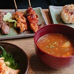 Tori Hachi Takumi - 焼おにぎりランチ 1,000円 串４本と小鉢、味噌汁付き  焼おにぎりの醤油たれが美味しい