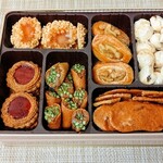 オーボンヴュータン - 左上から時計回りにミロワール→エピス→ロッシェ→ディスク(赤すぐりのジャムサンド)→コルネ→プレオール