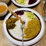 カラピンチャ - スビシッ！と割り刺さったスプーンww豆のカレーはデフォでメインを1種選びます(´^∀^｀)