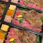 日本橋兜町 久治 - 豚生姜焼きと鮪たたき弁当