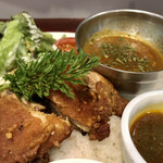 大衆中遊華食堂 八戒 - 豪華 骨付きチキンカリィ