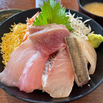 伊豆高原ビール - 彩り海鮮丼 2200円。