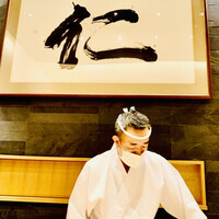 仁 - ◎店内には大きな『仁』の額が飾られている。ねじり鉢巻が似合う大将。