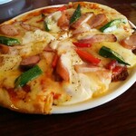 レストランルピナス - ウインナーとベーコンのピザ￥1100