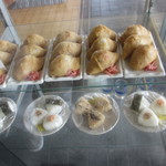 さぬきや - ガラスケースに並ぶサイドメニュー