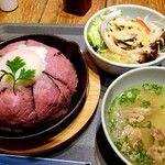 赤身とイチボ ノダニク - ローストビーフ丼とスープとサラダセット　1660円