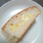 パニフィカシオン ユー - 程良く塩分が利いてます
      オリーブオイルのみで十分(^^)b