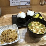 中洲おむすび村 - ◆めんたい（224円）、うなぎ(235円）、、味噌汁と小鉢(300円）＝759円。