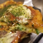 ねぎ焼やまもと - 本店のねぎ焼きよりも粉感があります。
            フワフワというよりもモッチリ系。
            推測ですが、鶏ガラスープと鰹節&煮干し&昆布等の和系魚介出汁のブレンドで小麦粉と山芋を溶いて生地を作っているのかな？