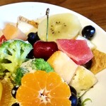 あんみ - アップ。沢山のフルーツのほか、ブロッコリーなどの野菜も入っております。