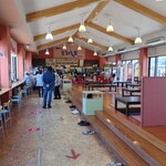 とびしま - 店内右側がテーブル席 左側が日本海が目の前に望めるカウンター席