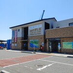 とびしま - この建物の2階が店内入口です