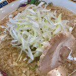 Chuukasoba Hamadaya - スープはあっさり味噌味ですが、背脂がたっぷりのスープ