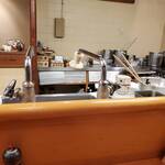 赤坂とゝや魚新 - 店内厨房