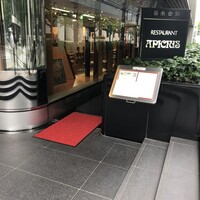 アピシウス - 店舗入口。地下へ