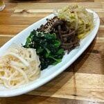 炭火焼肉みや - ナムル盛り