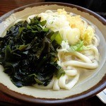 あおき - ワカメうどん（大：330円）