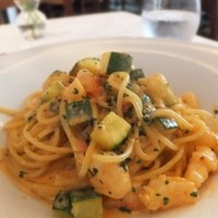 クラシコ・クッチーナ・イタリアーナ - 小海老とズッキーニのトマトソーススパゲッティ