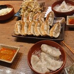 Dandadan - 肉汁焼餃子×2、水餃子、ワンタン、やや辛い肉味噌もやし、ホッピー白セット(雑に一辺載せで申し訳ありません)。