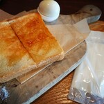 ONIYANMA COFFEE&BEER - 塩はちみつトーストセット(￥550)と半熟卵(￥40)。
                        はちみつトーストは数年ぶり。