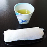 日本料理 にじ - おしぼりとお茶