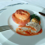 志摩観光ホテル　ベイスイート - エッグベネディクト　お見苦しくてすみません、ナイフを入れてしまいました