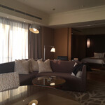 志摩観光ホテル　ベイスイート - リビングの奥が寝室