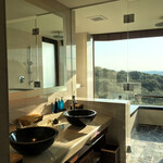 志摩観光ホテル　ベイスイート - 開放的なバスルーム　奥が大きなバスタブです