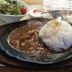 Wind ハナレィムーン - 鉄板カレー、熱々です。サラダとヨーグルトも付いていました