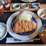 とんかつ とんQ - 赤城豚ロースかつ定食[中・150g]1716円(税込)
            選べるご飯・汁物は、コシヒカリ・オクラ厚揚げ赤だしを選択！
            ※ご飯・キャベツ・御新香はお替り自由♪
            お茶は静岡のお茶でした。