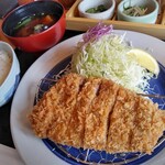 とんかつ とんQ - 赤城豚ロースかつ定食[中・150g]1716円(税込)
            選べるご飯・汁物は、コシヒカリ・オクラ厚揚げ赤だしを選択！
            ※ご飯・キャベツ・御新香はお替り自由♪
            お茶は静岡のお茶でした。