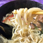 おきなわ料理　首里 - もちもちの太麺。スープへの絡みは△