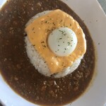 ニコ アンド ニコ - ご飯とチーズの上にゆで卵が載っています