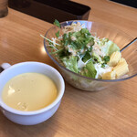 Suteki Miya - バーからとってきたサラダとスープ