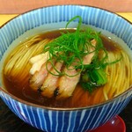 中華蕎麦 鳴神食堂 - 青葱をこんな風に刻むんですね。日本料理店のお品にのってそうです。九条葱ですかね。チャーシューは白いのが鶏、コンフィみたいです。赤いのは合鴨ですかね。わたしは鴨か大好きなので嬉しいです。