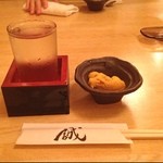 誠 - 「日本酒と雲丹」
                                ススキノにあるこじんまりとしたお寿司屋さん「誠」で頂きました。
                                夏の季節限定の塩水雲丹をつまみに、キンキンに冷えた日本酒は最強のコンビです