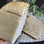 パン屋 ルーツ - 食パン 1山 270円