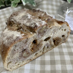 パン屋 ルーツ - 白いちじくとくるみの主張 448円