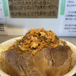 ラーメン軍団 歴史を刻め - 汁なし200ニンニク少しカラメ少なめ野菜マシ。今日のは辛かったなぁ…卵追加すればよかった。「カラメ少なめ」は通ってるのかな？少なめにマシしてるのかな？不安になる