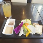 幾千 - ランチセットの、オーガニック野菜のバーニャカウダとパン2種、りんごジュース