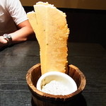 盛岡CHUBOはっぴ - お通しのカニ煎餅