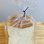 ナオト パン - ◆角食パン　ポップより
            もち粉が入ってしっとりやわらかくバターの香りもしっかり。トーストしても耳までやわらかい