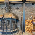 パティシエ エス コヤマ - 冬は薪をくべて暖炉になる