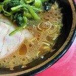 家系総本山 ラーメン 吉村家 - 鶏油たっぷりのスープは香りがいいです。