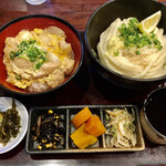 Sanukino Aji Shiogamaya - ランチメニューのうどんと親子丼のセット
                        ぶっかけうどんなのに、ざるつゆ？