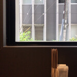 糀-コメノハナ- - 通りを切り取った窓。急に街がスタイリッシュに見える。