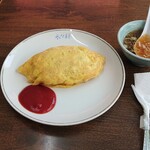 Rairai Ken - オムライス 870円。
                        スプーンの包み方がまた洋食。