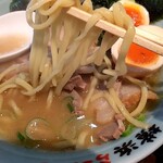 壱八家 - 割りと細麺な平打ちの壱八家の麺